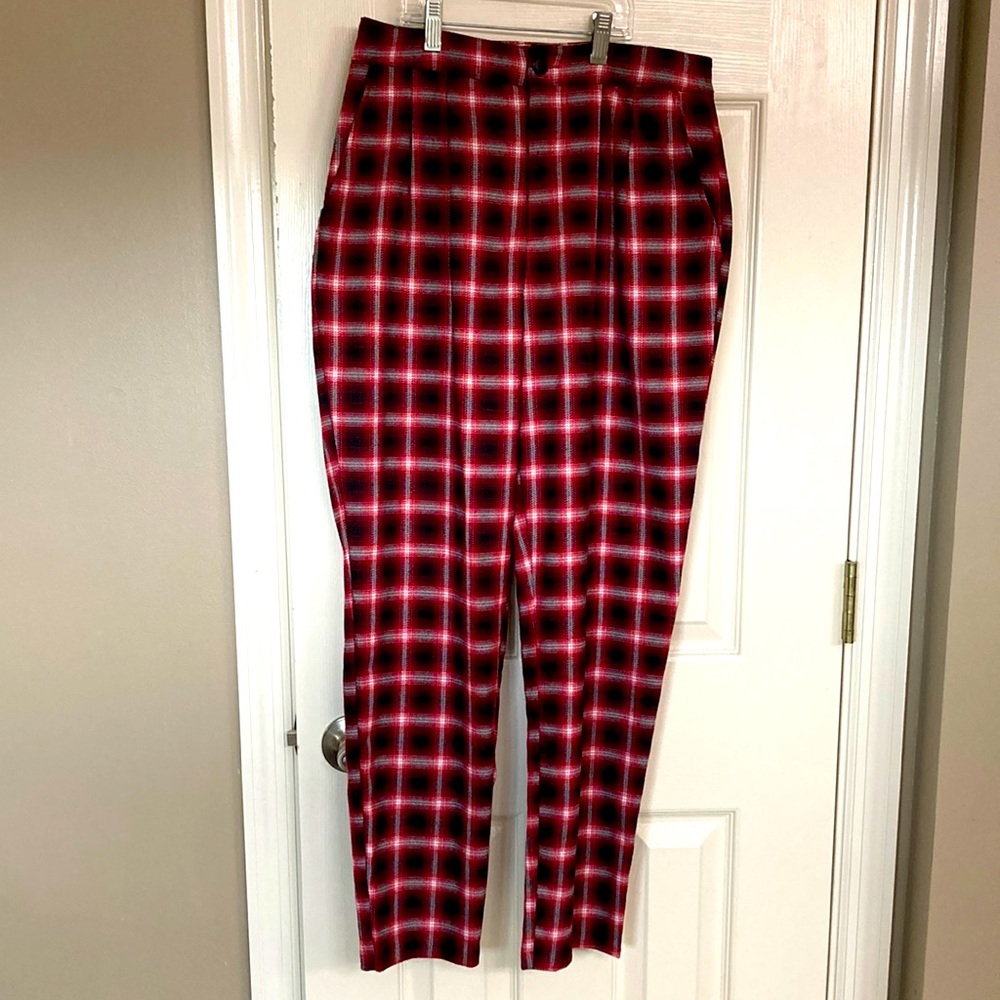 Forever 21 plaid pants. Red black white pockets pleats medium self inserted tie